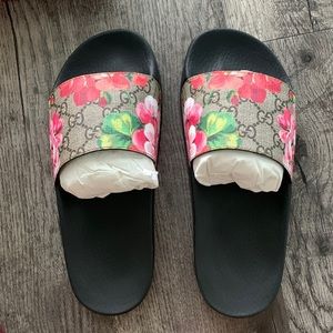 Authentic Gucci slides, size 37: 7(US), in VERY GOOD condition